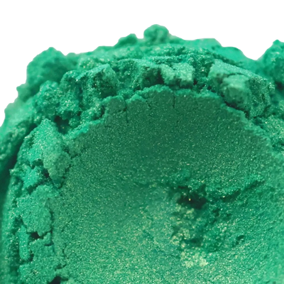Heaped emerald green mica powder with fine shimmer