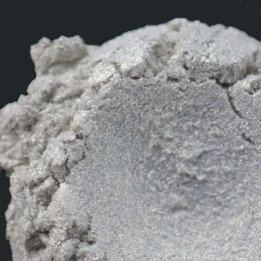 Gold Enigma Mica: shimmering silver glittery powder with fine sparkling texture